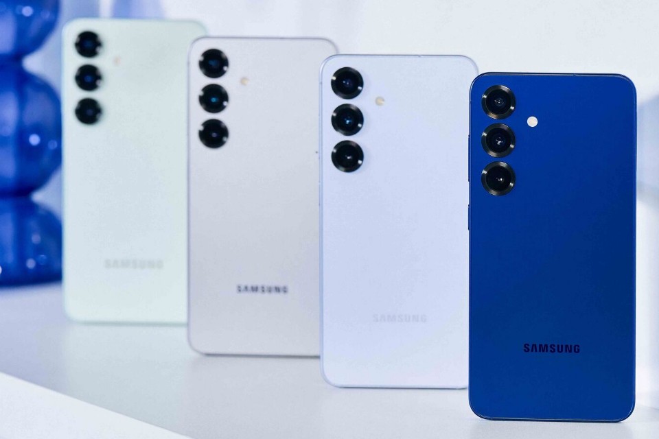Tin đồn mới nhất cho thấy Samsung đang điều chỉnh chiến lược phát triển Galaxy S26, có thể loại bỏ bản Plus để cạnh tranh trực tiếp với iPhone 17 của Apple. Cùng tìm hiểu những thay đổi đáng chú ý về thiết kế và cấu hình trong bài viết này.