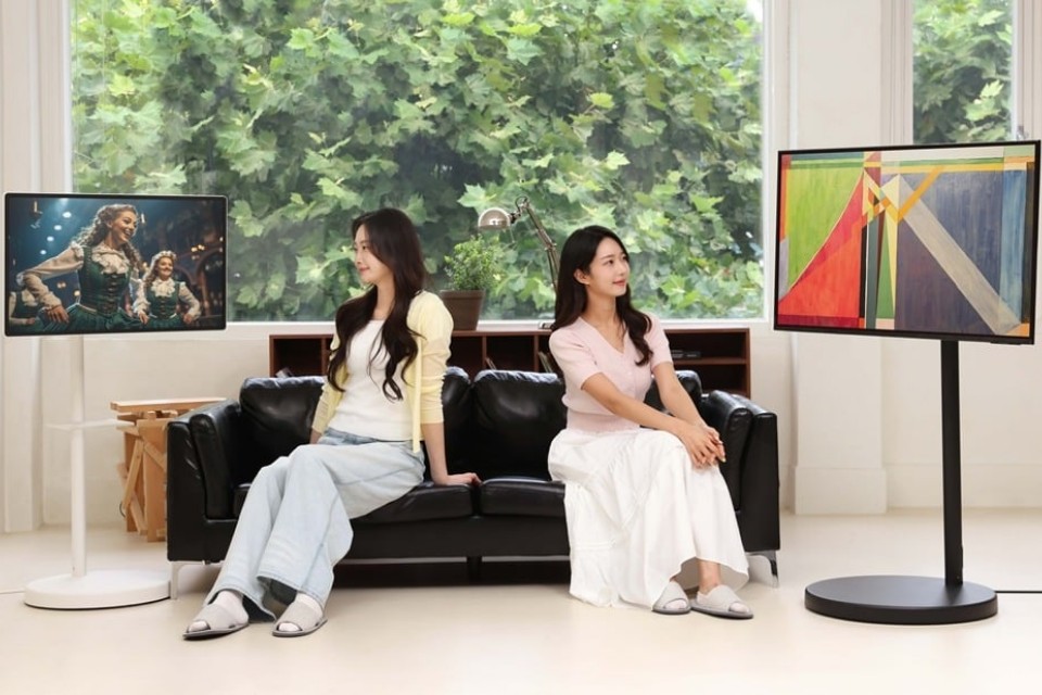 Samsung Moving Style Edge: Màn hình di động 32 inch 4K đa năng biến mọi không gian thành văn phòng