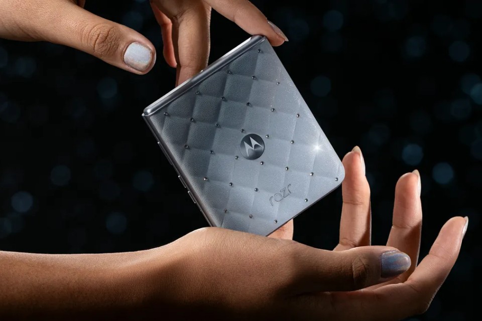 Motorola Razr 2025 và Moto Buds Loop: Bộ sưu tập Brilliant Collection đính pha lê Swarovski đẳng cấp