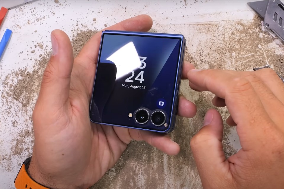 Mổ xẻ Galaxy Z Flip 7: Những thay đổi đáng kể ẩn sâu bên trong