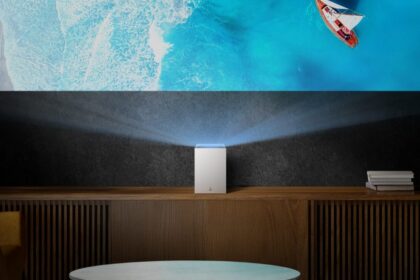 LG CineBeam Qube: Máy chiếu 4K mini biến mọi bức tường thành rạp chiếu phim tại gia