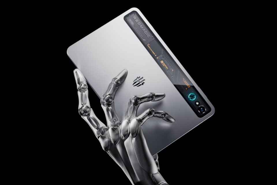 Red Magic Astra, chiếc tablet gaming nhỏ gọn được ví như iPad mini của thế giới Android, chính thức ra mắt toàn cầu. Với màn hình OLED 165Hz, chip Snapdragon 8 Elite mạnh mẽ và quạt tản nhiệt tích hợp, liệu Red Magic Astra có đủ sức khuấy đảo thị trường? Cùng tìm hiểu chi tiết cấu hình, giá bán và đánh giá chiếc máy tính bảng gaming nhỏ gọn này.