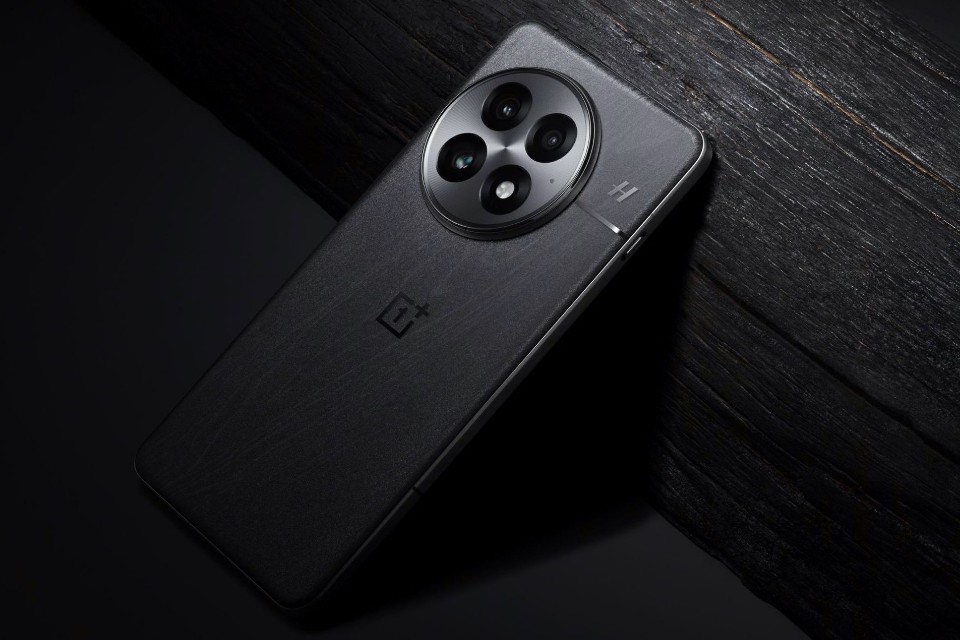 Rò rỉ OnePlus 15: Thiết kế camera tròn bị loại bỏ, thay bằng cụm vuông?