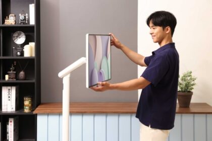 Samsung Moving Style Edge: Màn hình di động 32 inch 4K đa năng biến mọi không gian thành văn phòng